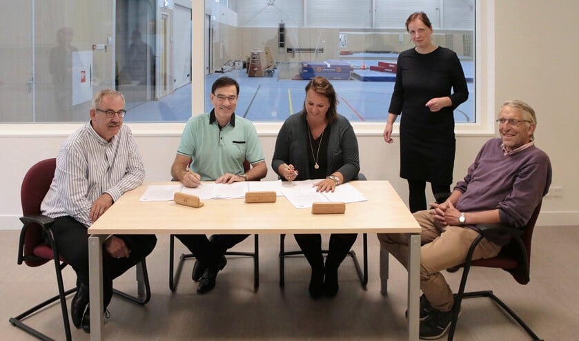 De ondertekening door de SSLV en wethouder Nadine Stemerdink.