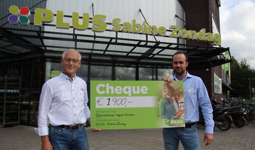Stephan de Lobel van PLUS overhandigt een mooie cheque aan Henny Bos van de Armeniëclub.