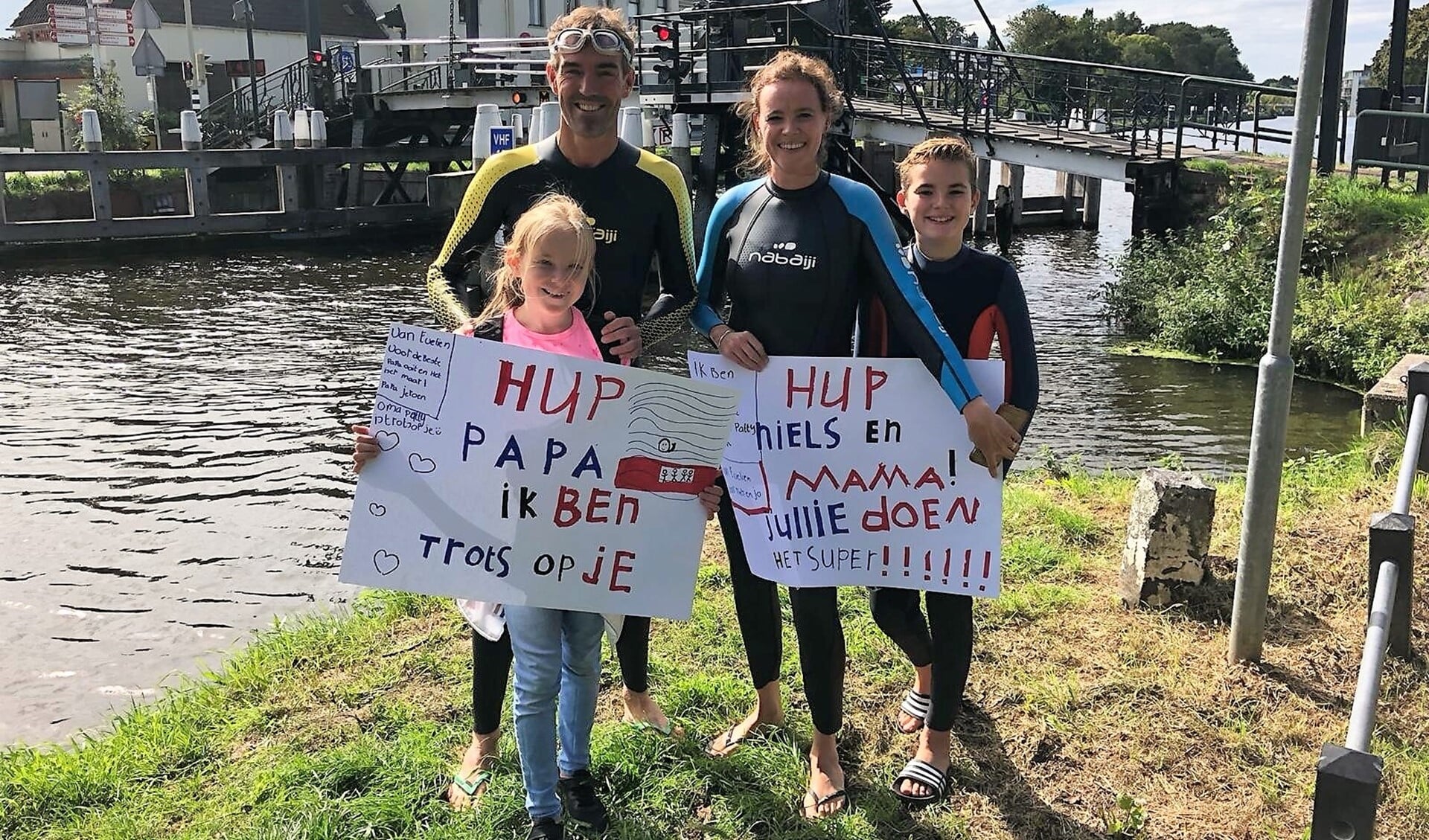 Jeroen, Johanneke, Evelien en Niels Fukken bij de Vliet waar zij een stuk zwommen in het kader van de strijd tegen ALS (foto: pr).