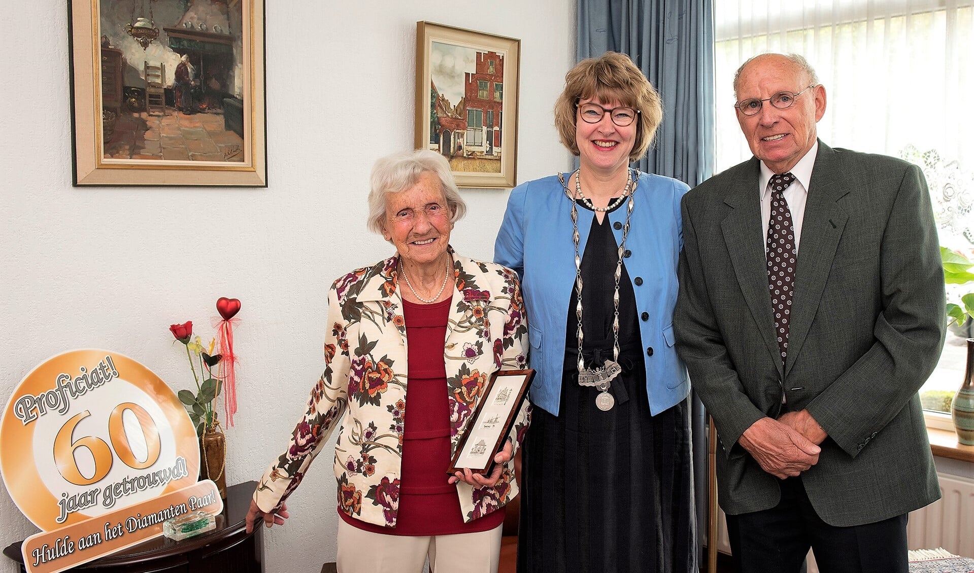 De heer en mevrouw Post-Helderman werden gefeliciteerd door wethouder Juliette Bouw (foto: Michel Groen).