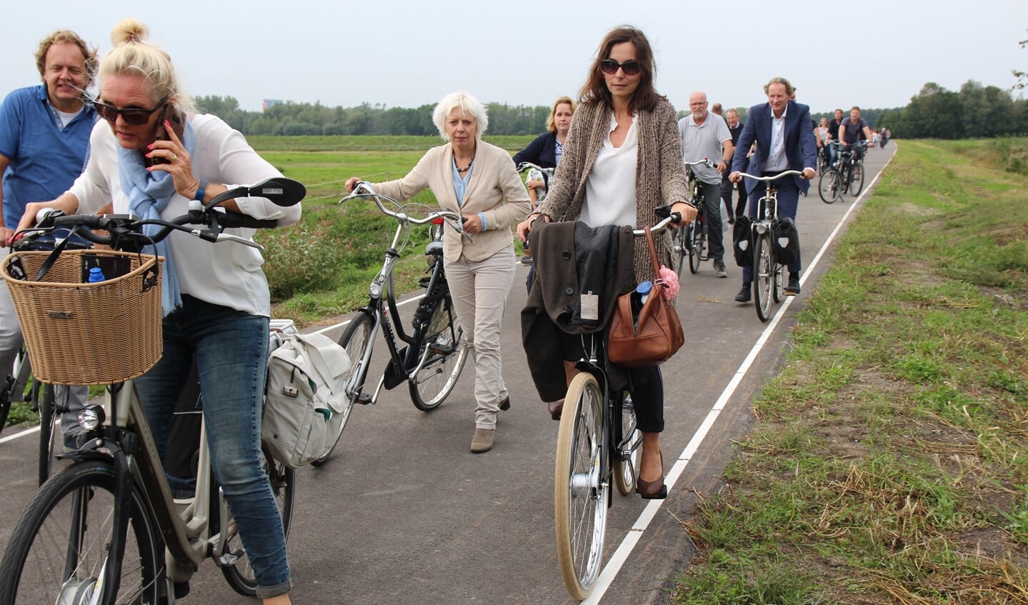 De ‘goede werken’ werden bekeken tijdens een fietsrondje dat natuurlijk ook over de nieuwe fietspaden voerde. 