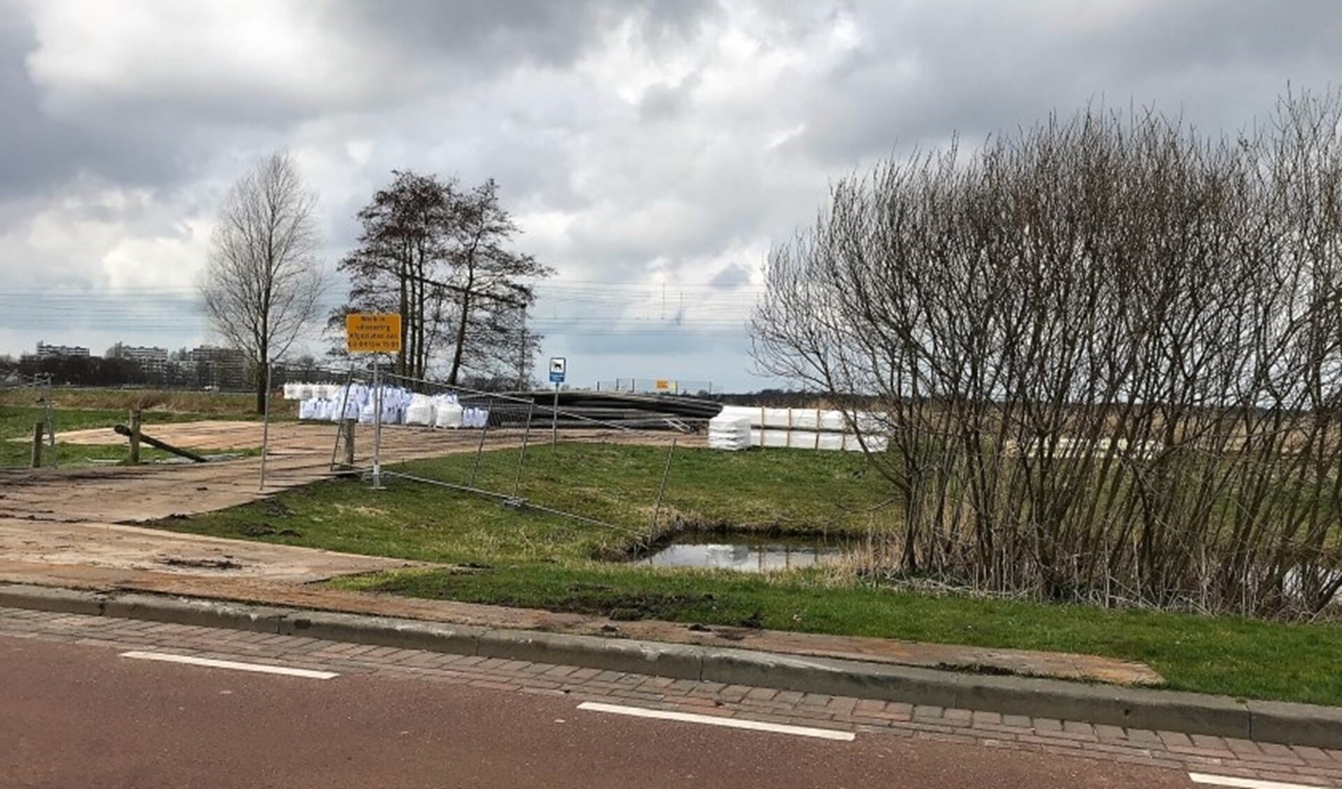 Het hele veld tussen de Zijdesingel en het spoor is bouwplaats geworden voor de werkzaamheden aan The Mall of the Netherlands.