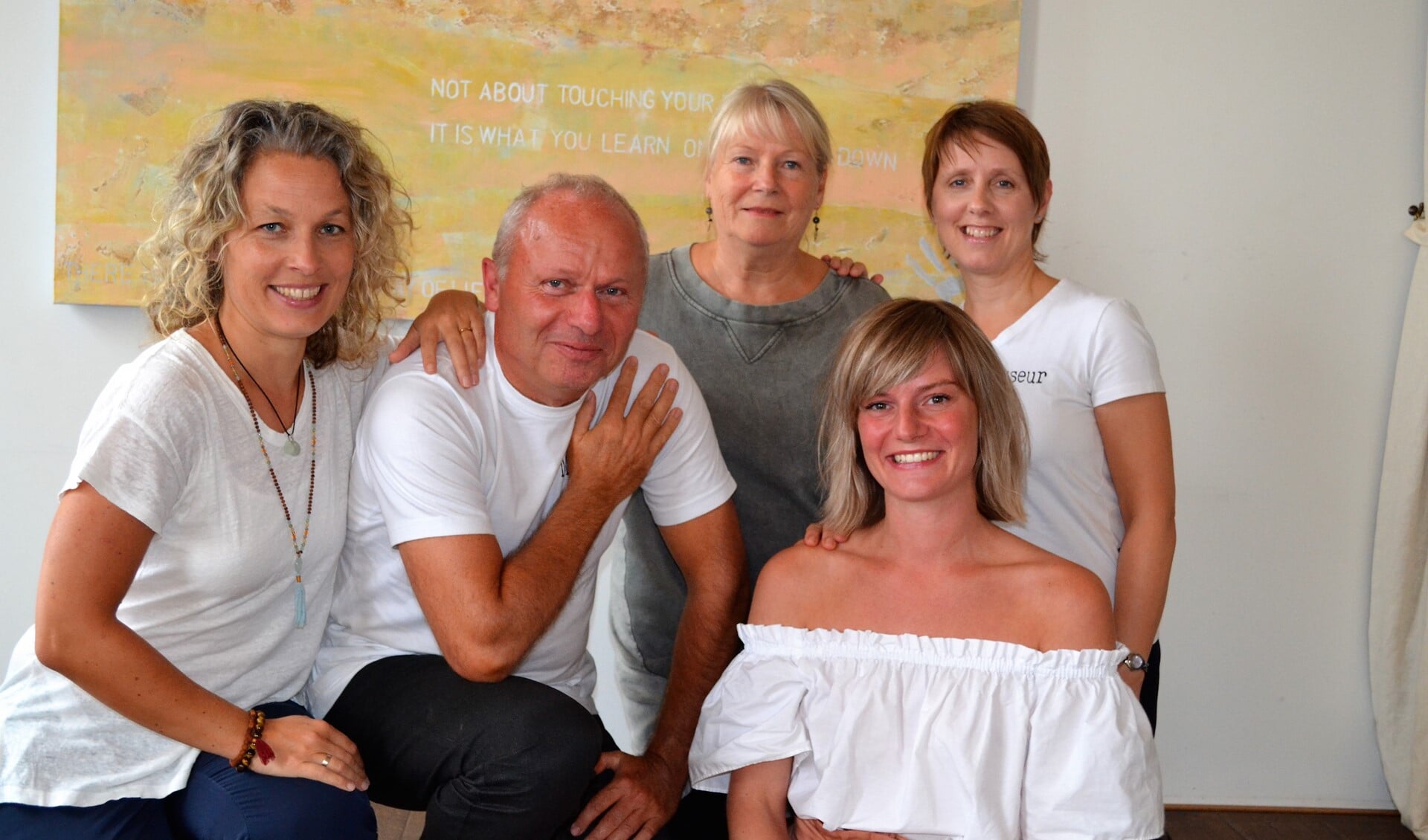 Tamara Voermans, André van den Bos, Lennie Valk, Kirsten Kurvers en Helen Talenti van Yoga Center Karuna (foto: Inge Koot).