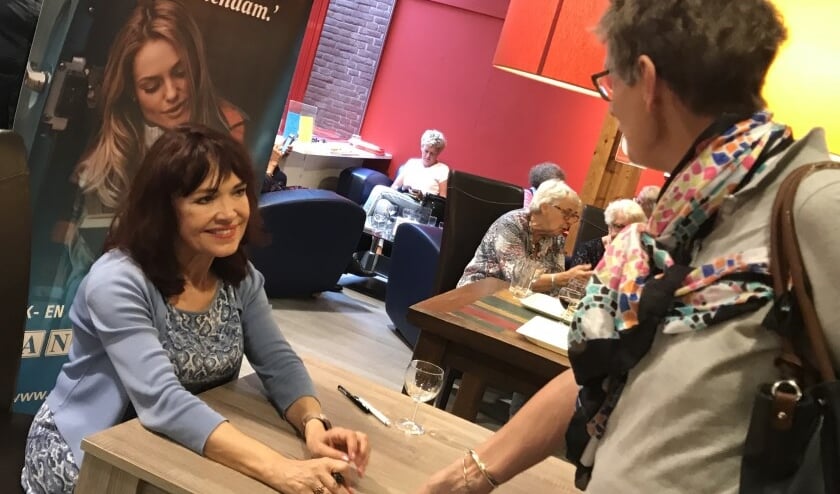 Na nam Rosita ruim de tijd om haar boeken te signeren.