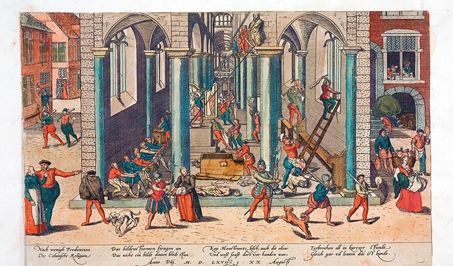 De Beeldenstorm van 1566 met het plunderen en vernielen van beelden in een kerk. Prent door Frans Hogenberg, circa 1566-1570.