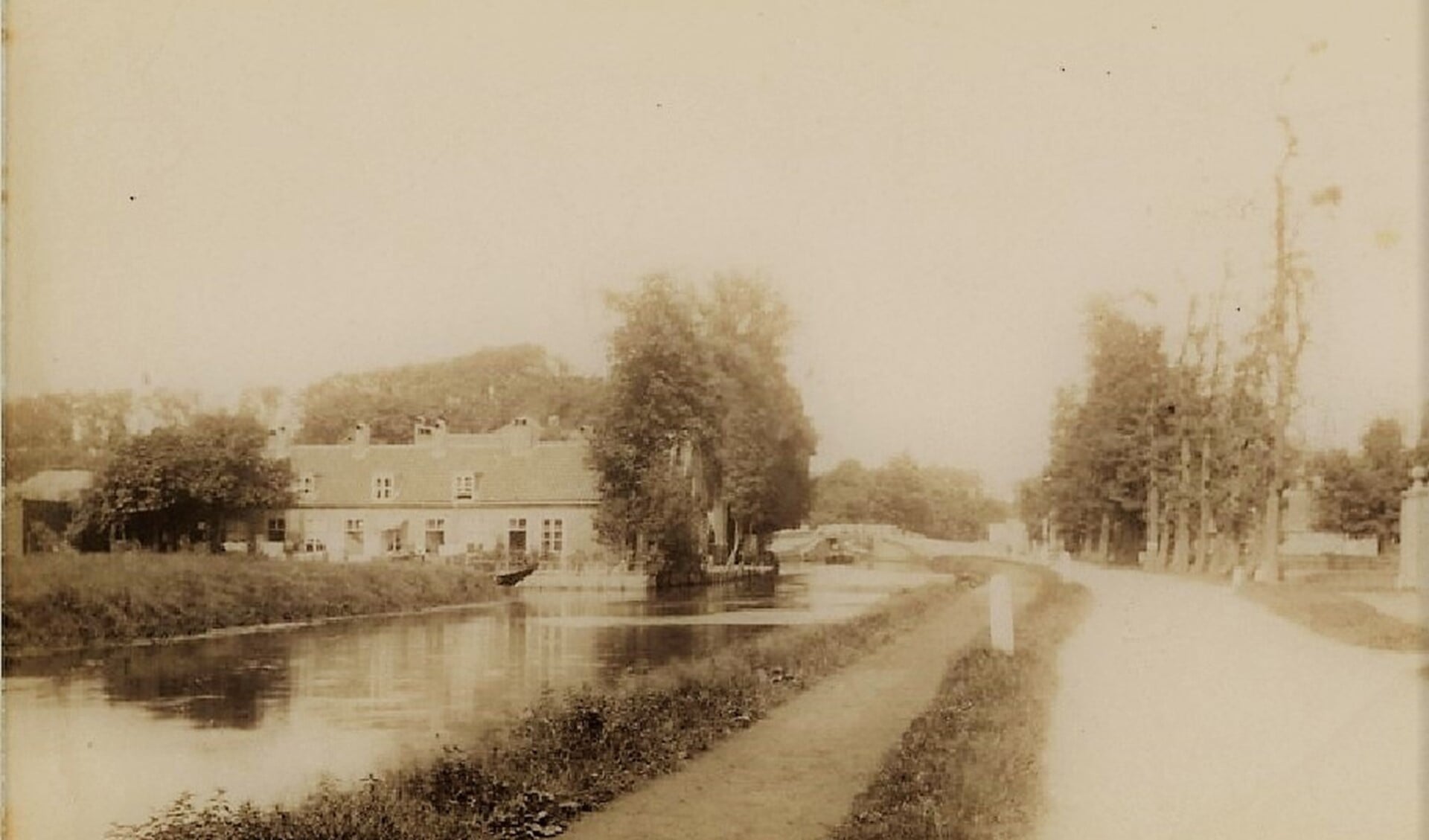 De Westvlietweg met de Vliet en op de achtergrond de Oude Tolbrug. Links Heeswijk (1895).