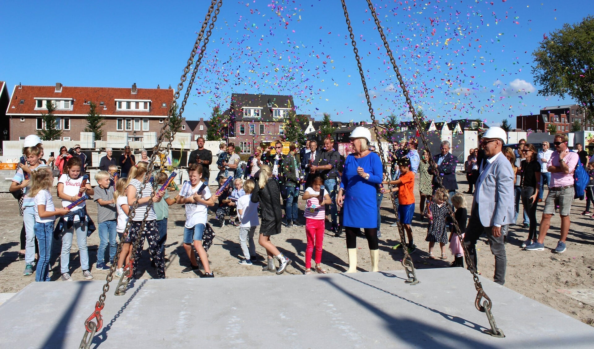 Nadat de betonnen plaat, mede door wethouder Van Eekelen, op zijn plaats was gelegd, mochten kinderen confetti afschieten (foto: DJ).