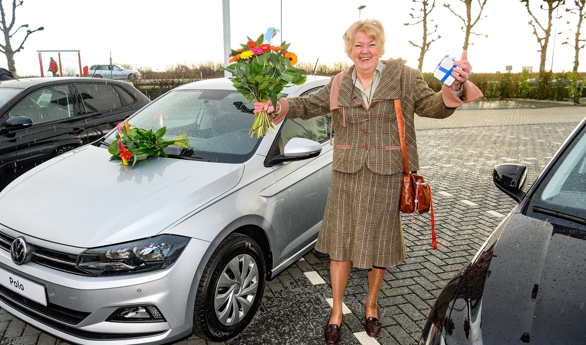 Elly uit Voorburg wint een gloednieuwe auto in VriendenLoterij (foto: Roy Beusker).