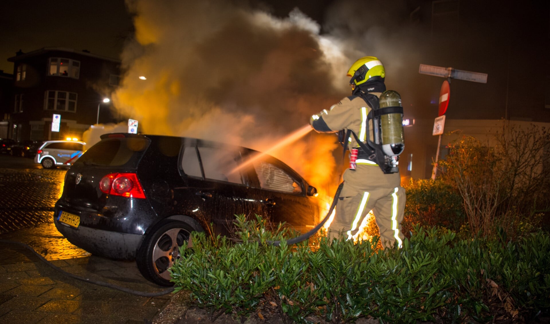 Aan de Van Egmondestraat in Voorburg ging een Volkswagen Golf in vlammen op (foto: AS Media).