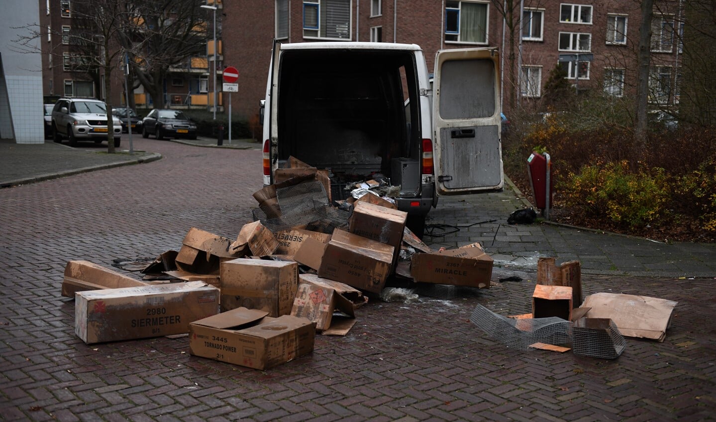 Aan de Savallelaan in Voorburg werd een brandend voorwerp gegooid in een bus met lege dozen (foto: Regio15).