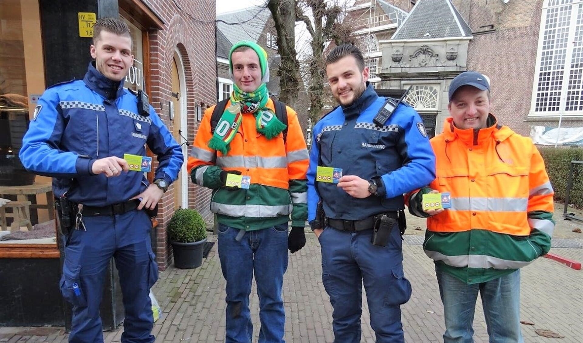 Gemeentelijke handhavers (BOA's) in het Huygenskwartier in Voorburg (foto: Ap de Heus).