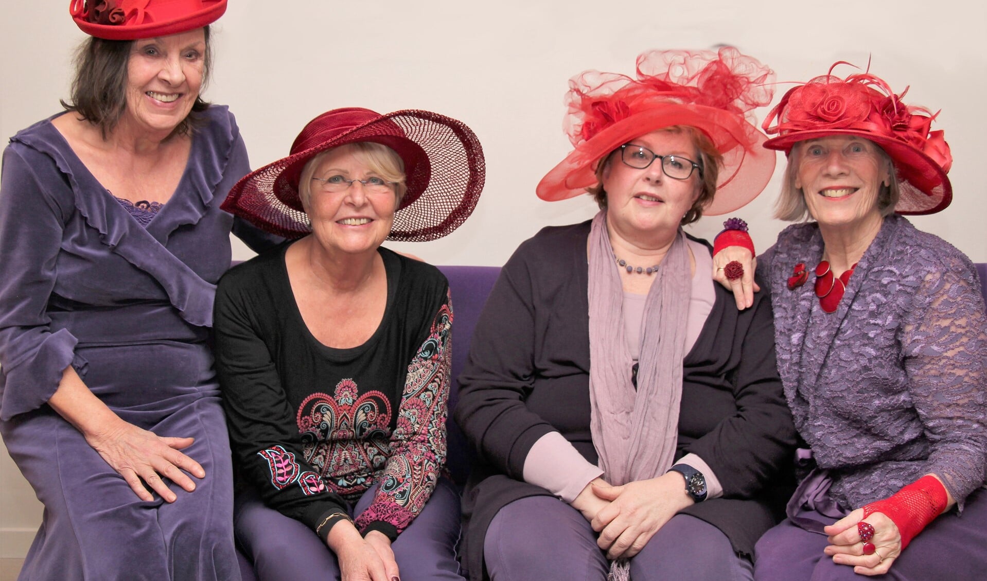 De dames van The Red Hat Society kleden zich altijd in het paars en dragen een rode hoed, een dresscode die verbindt (foto: pr).