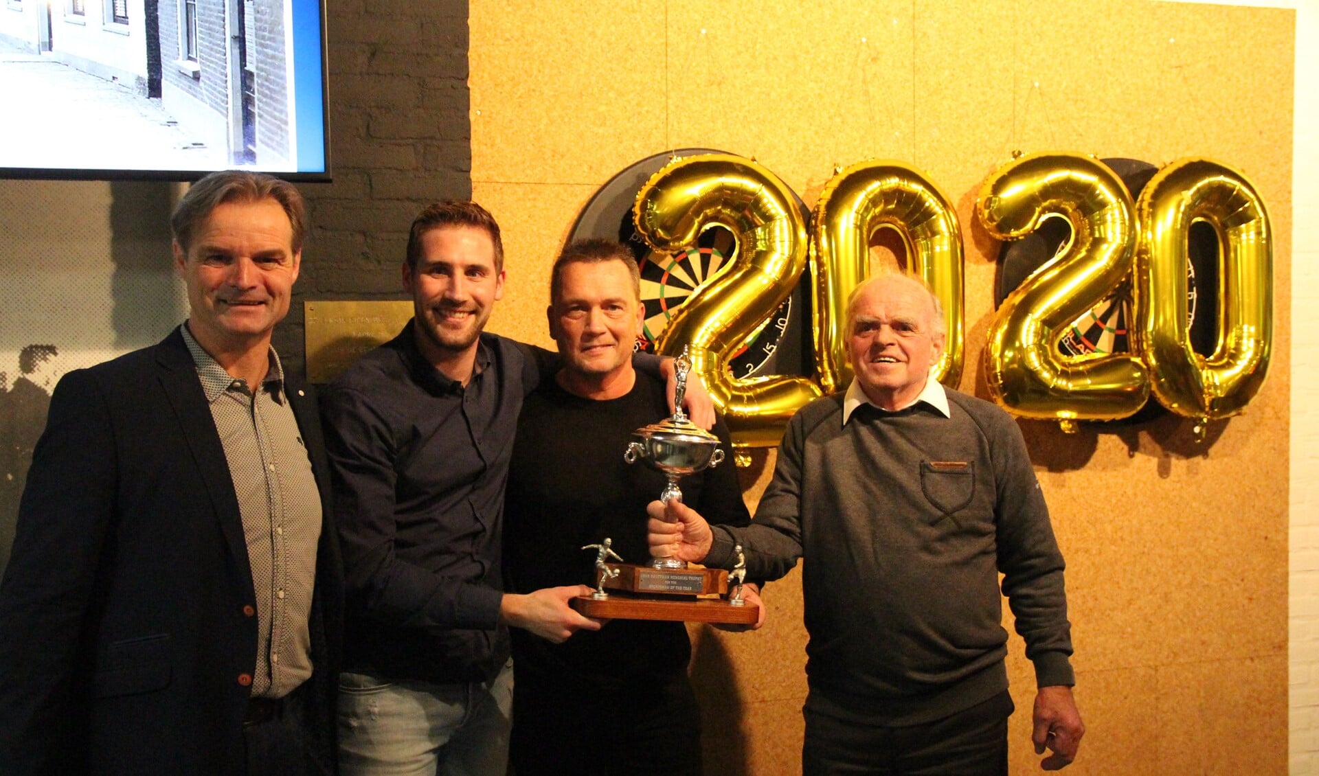 Als winnaar van vorig jaar reikte Aad Vollebregt de Kauffman Trofee uit aan Peter Klarenbeek en Hugo Mentink. Links voorzitter Ruud Schalkwijk.
