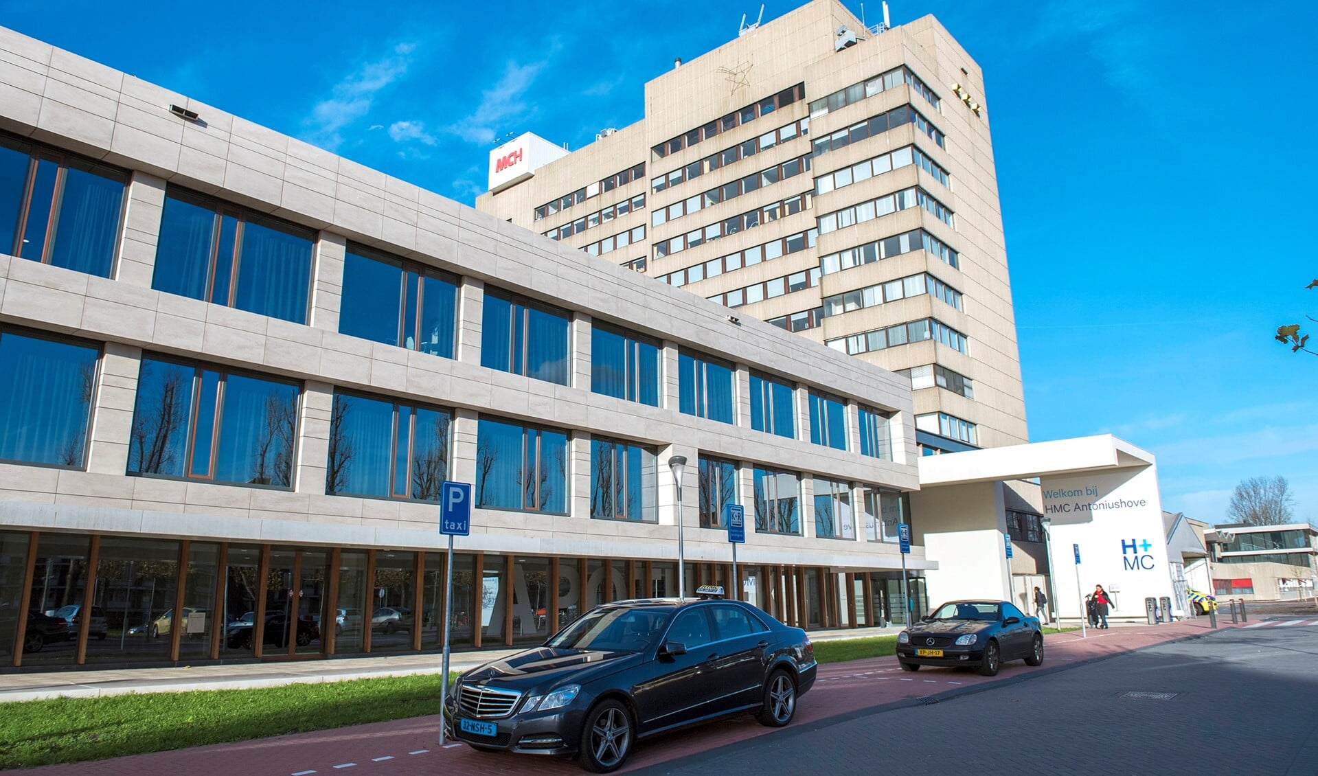 Het ziekenhuis Antoniushove in Leidschendam blijft open voor poliklinische en planbare zorg(foto: Michel Groen).