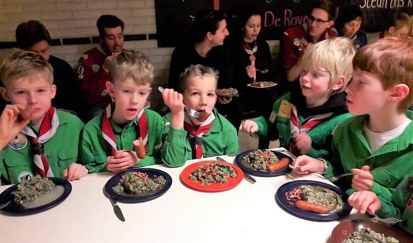 De scouts, van jong tot oud, en de leiding genoten van de boerenkool tijdens de nieuwjaarsopkomst (foto: Muriel de Vreede).