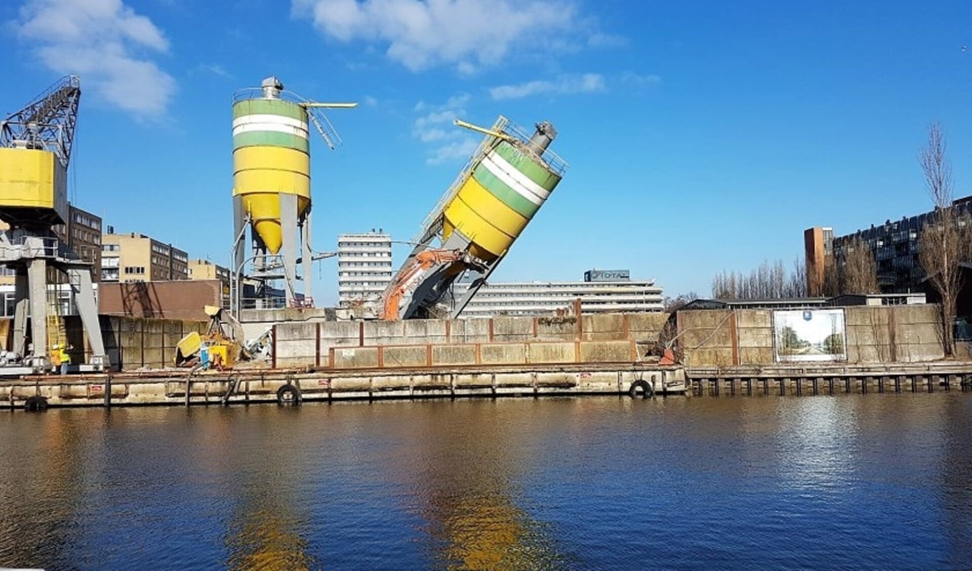 De markante silo's van Mebin zijn vorig jaar als gesloopt (foto: John vdHeijden).