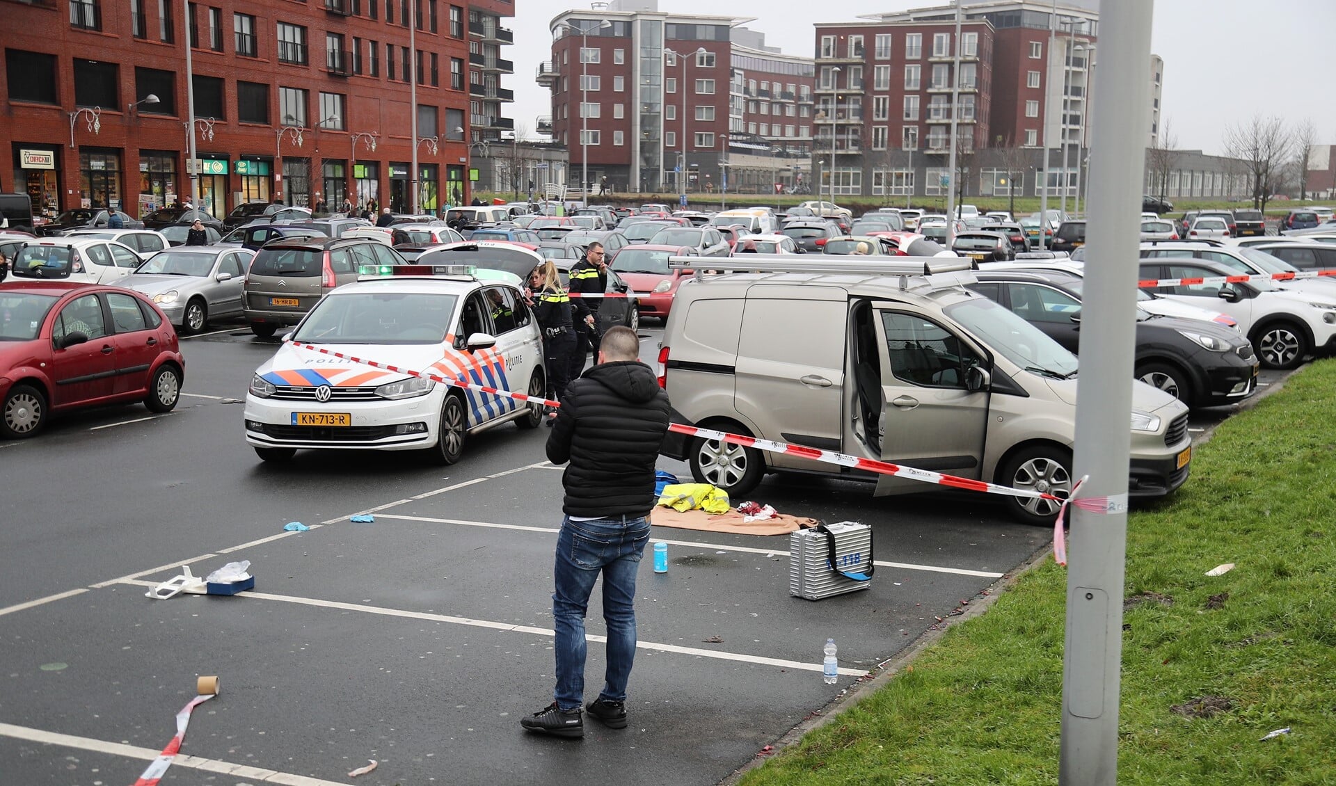 Het slachtoffer werd aangetroffen op het parkeerterrein bij het winkelcentrum in Leidschenveen (foto: Rene Hendriks/Regio15).