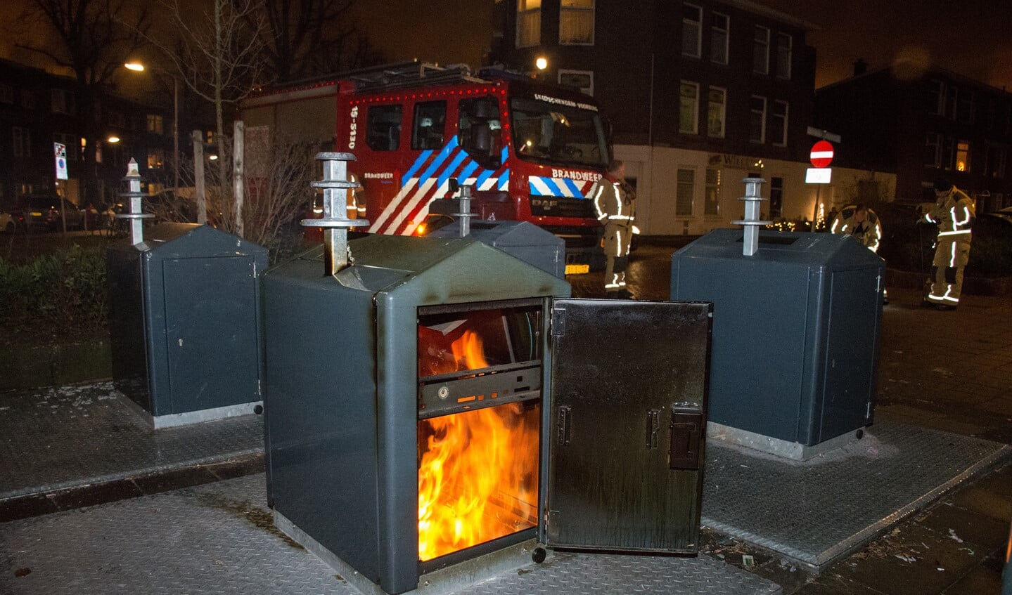 Op oudjaarsdag en -avond vlogen tal van containers in brand door vuurwerk en brandstichting (foto: AS Media).