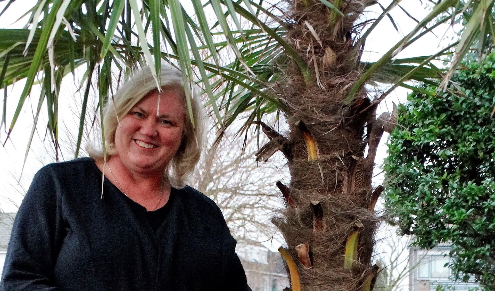 De palmboom in Bettine's tuin houdt de herinneringen aan verre oorden levend.