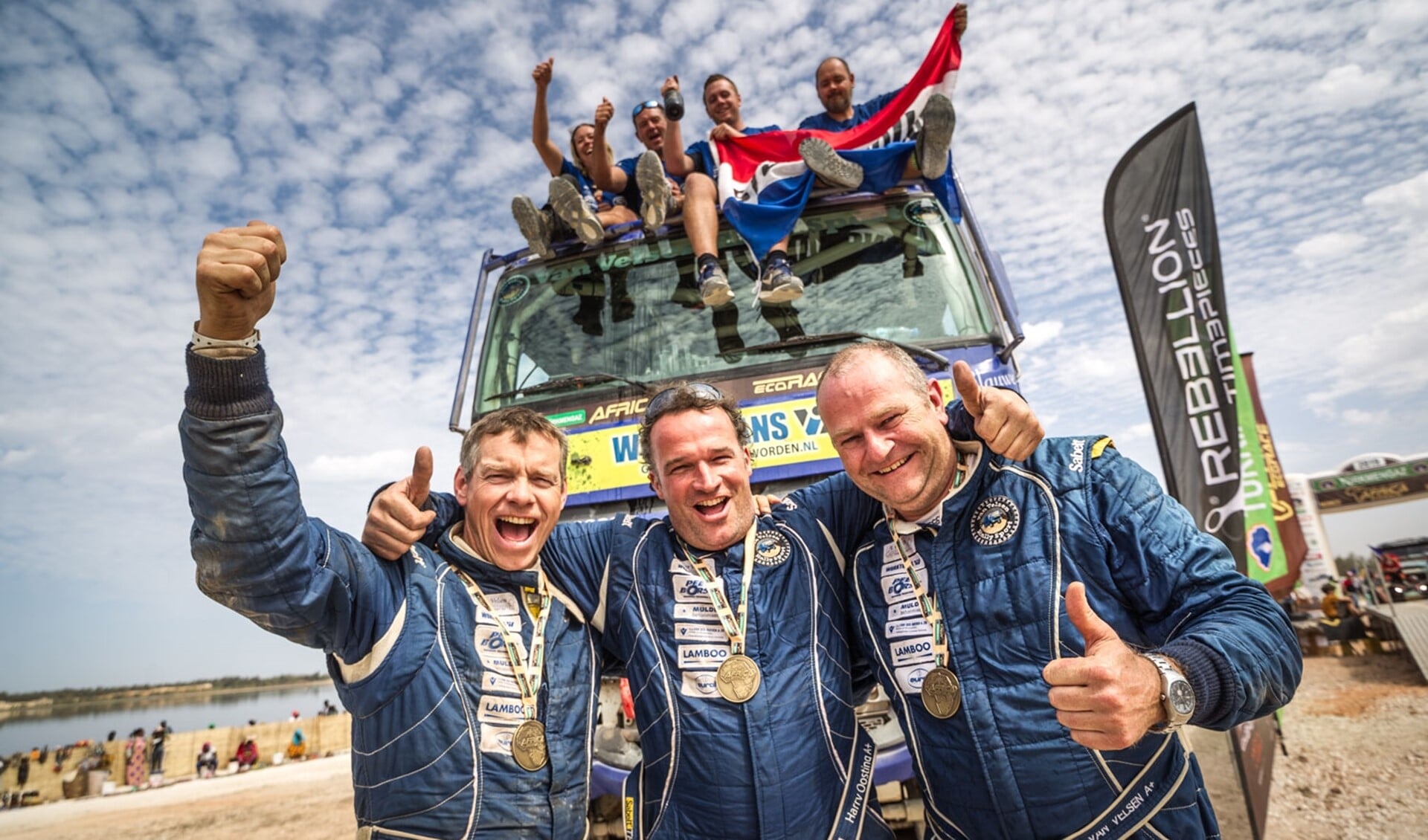 Het team van Van Velsen Rallysport viert de enige Nederlandse overwinning in de Afrika Eco Race (foto: Rallymaniacs/Tim Buitenhuis).