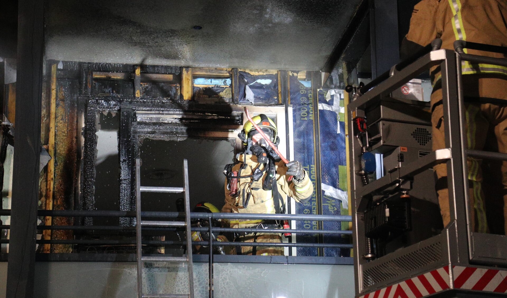 Bij de woningbrand aan de Dormaellaan ontstond grote schade (foto: Rene Hendriks/ Regio 15).