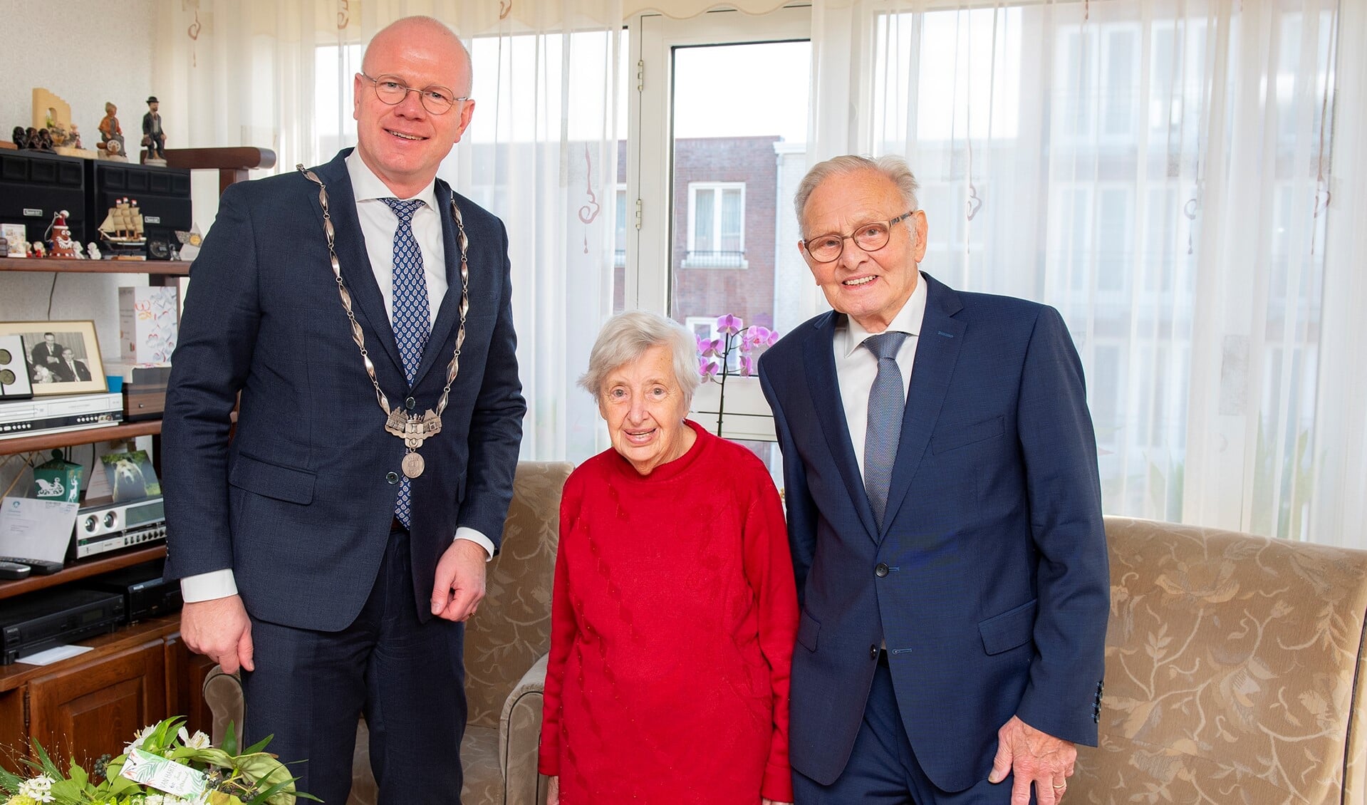 De heer en mevrouw Van Baren werden gefeliciteerd door burgemeester Klaas Tigelaar (foto: Michel Groen).