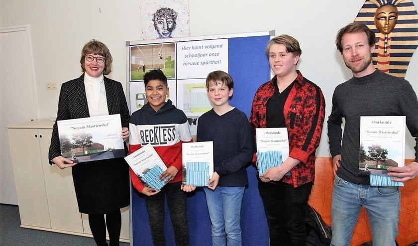 Wethouder Juliette Bouw met de vier winnaars die allen dezelfde naam hadden ingestuurd (foto: Ap de Heus).