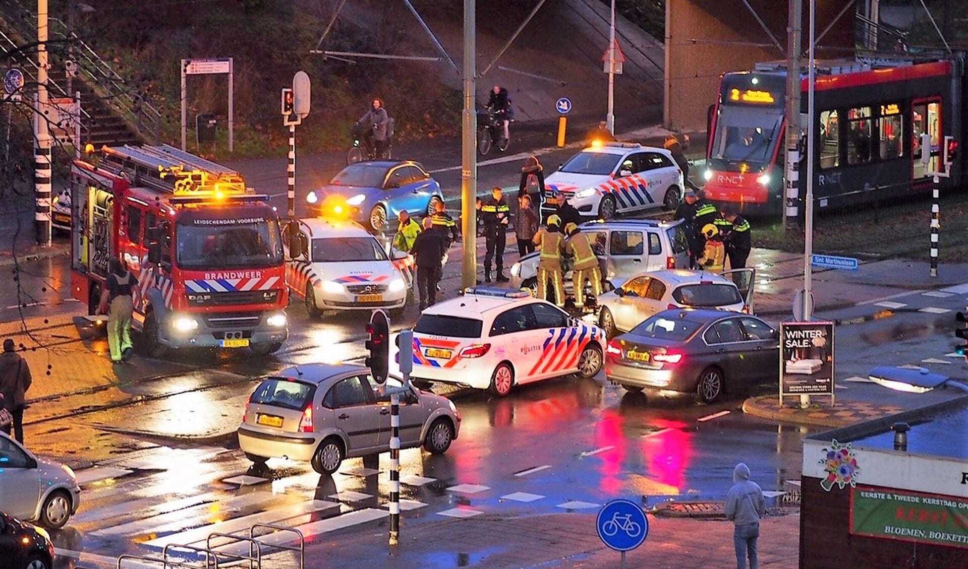 Forse schade bij een ongeval op de Mgr. Van Steelaan, waarbij voertuigen de doorgang van de trams blokkeerden (foto: Lucien de Vries).