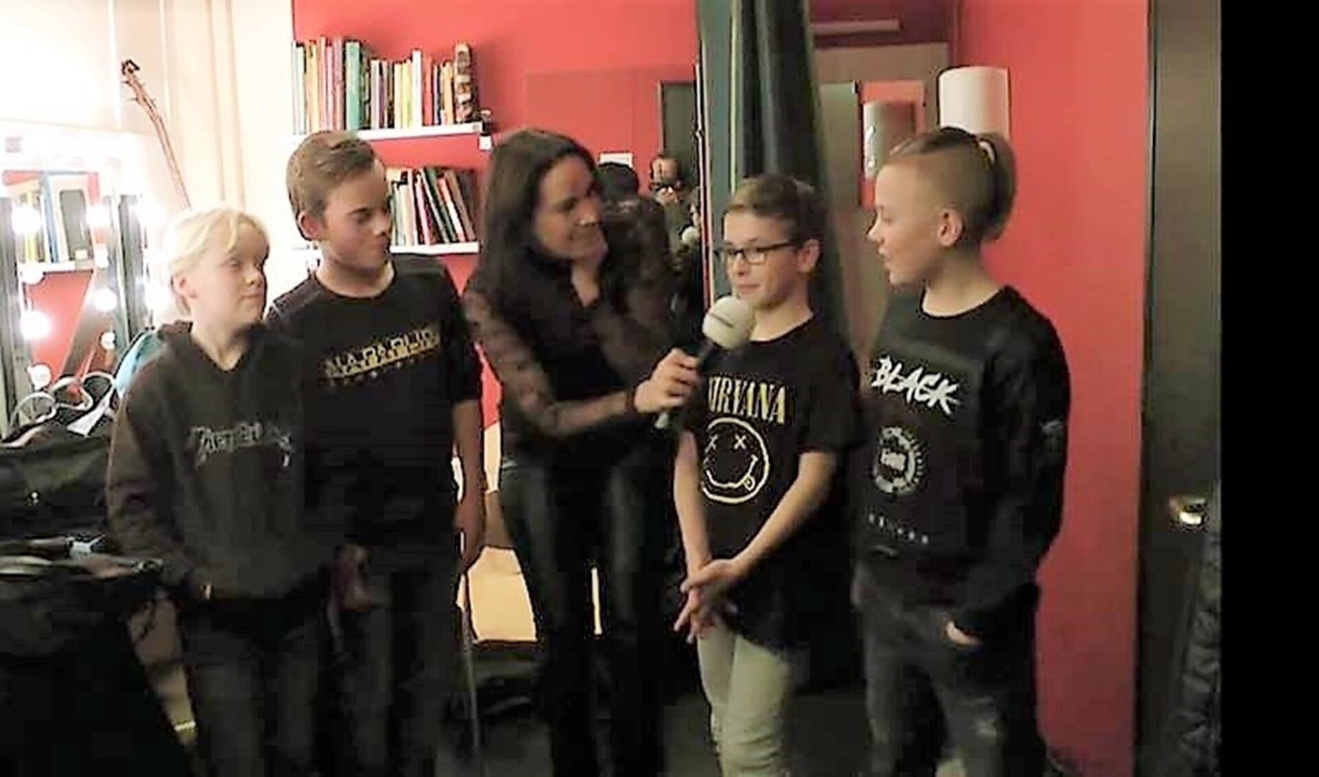 Alice Hooft interviewt enkele bandleden (foto: Midvliet TV).
