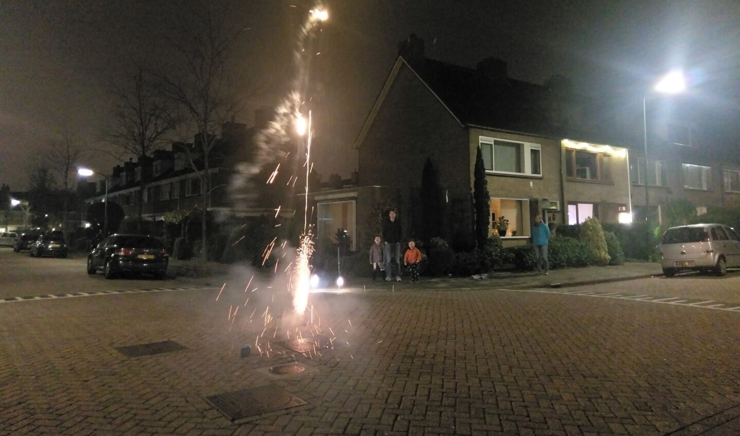 Vuurwerk met de kinderen afsteken in Prinsenhof laag in Leidschendam (ingezonden foto).