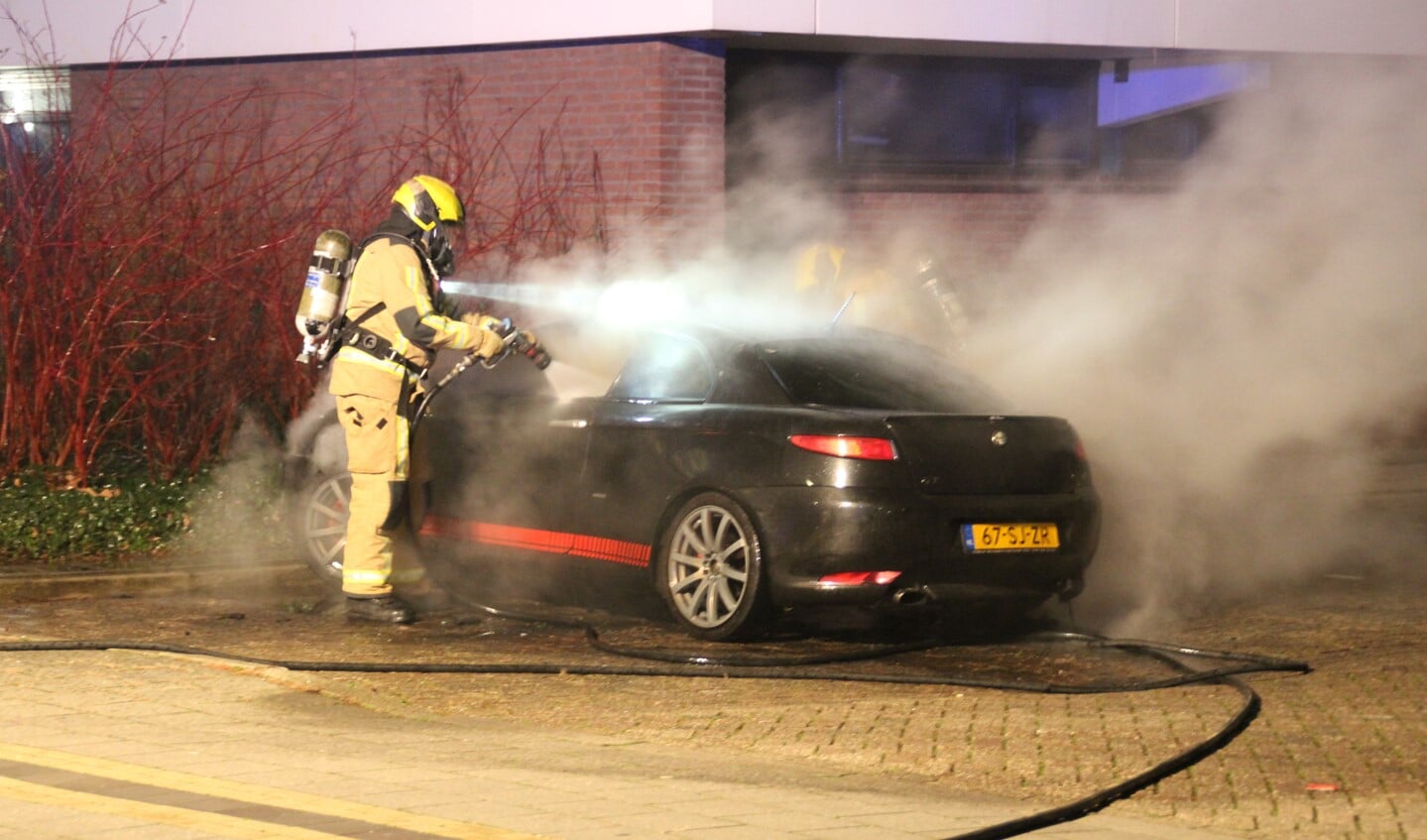 De brandweer moest een in brand gestoken auto aan de Prins J.W. Frisolaan in Leidschendam blussen (foto: Regio15).