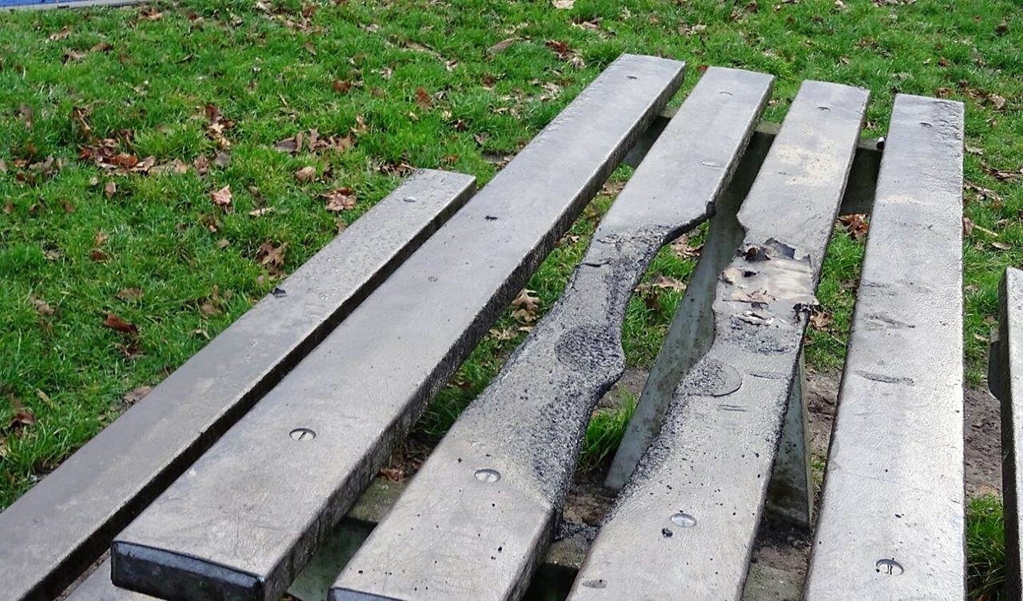 Schade aan picknicktafel in een park te  Voorburg (foto: Ap de Heus).
