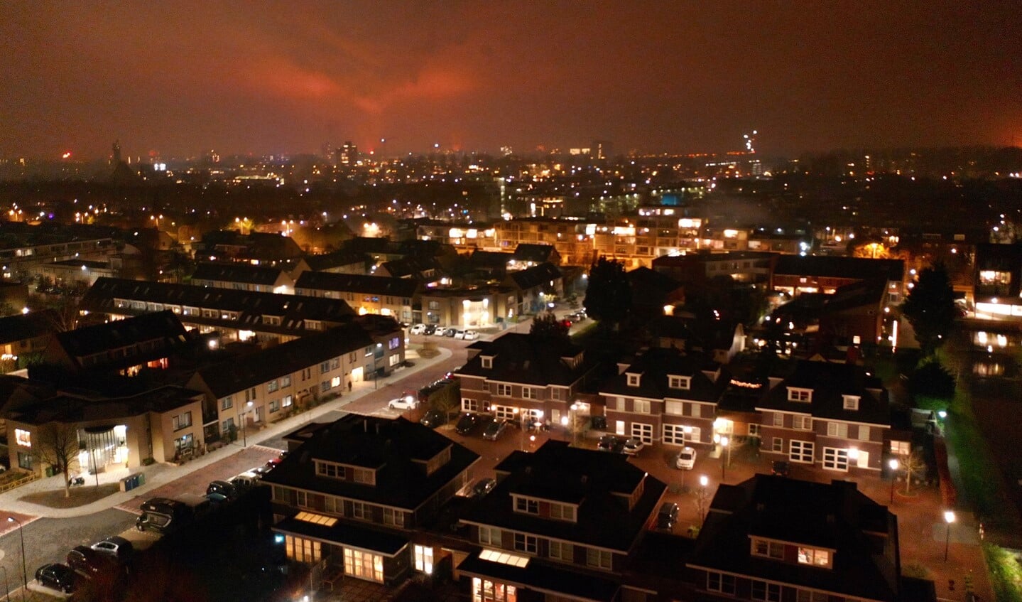 Vanuit Leidschendam was de vuurgloed zichtbaar van de uit de hand gelopen brandstapel in Scheveningen (foto: Mark-Peter Mansveld).