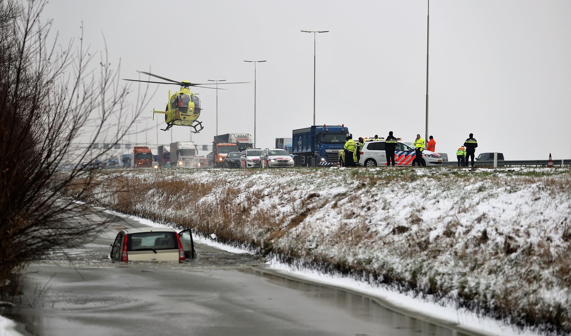 De traumahelikopter landt op de plaats van het ongeval (foto: Regio15/Rene Hendriks).