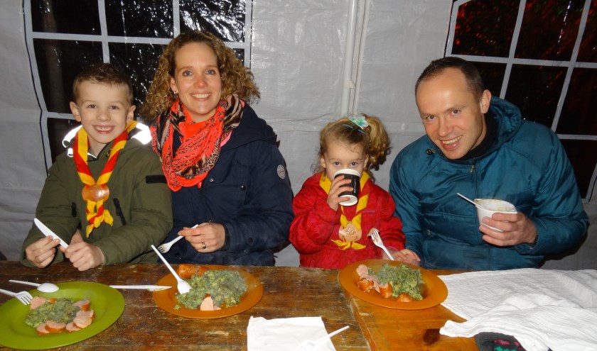 In de partytenten werd de Nieuwjaarsmaaltijd genuttigd waarbij gekozen kon worden tussen snert en boerenkool met worst. Foto: pr