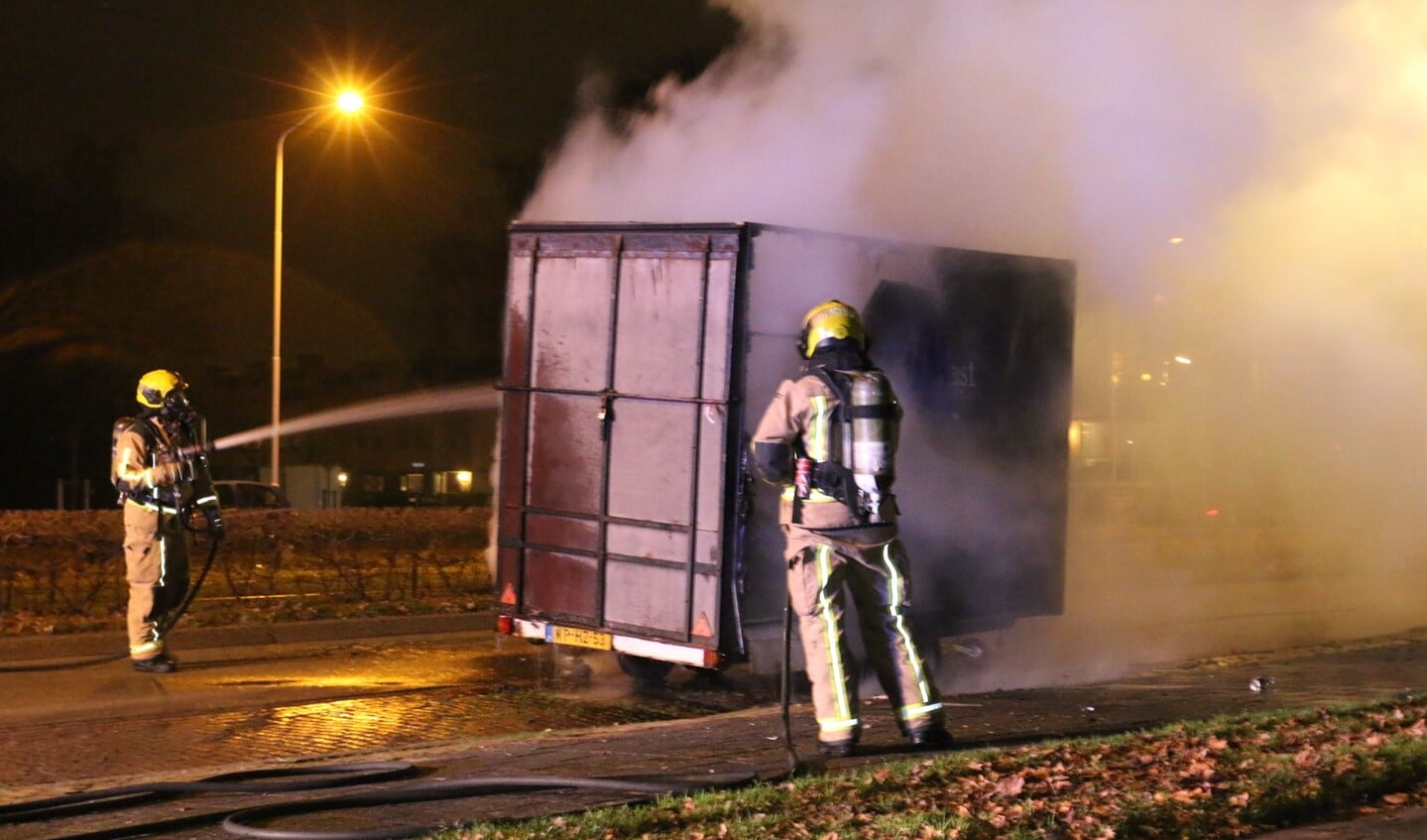 Een aanhangwagen met huisraad ging grotendeels in vlammen op (foto: Ruben van Essen /Regio15).