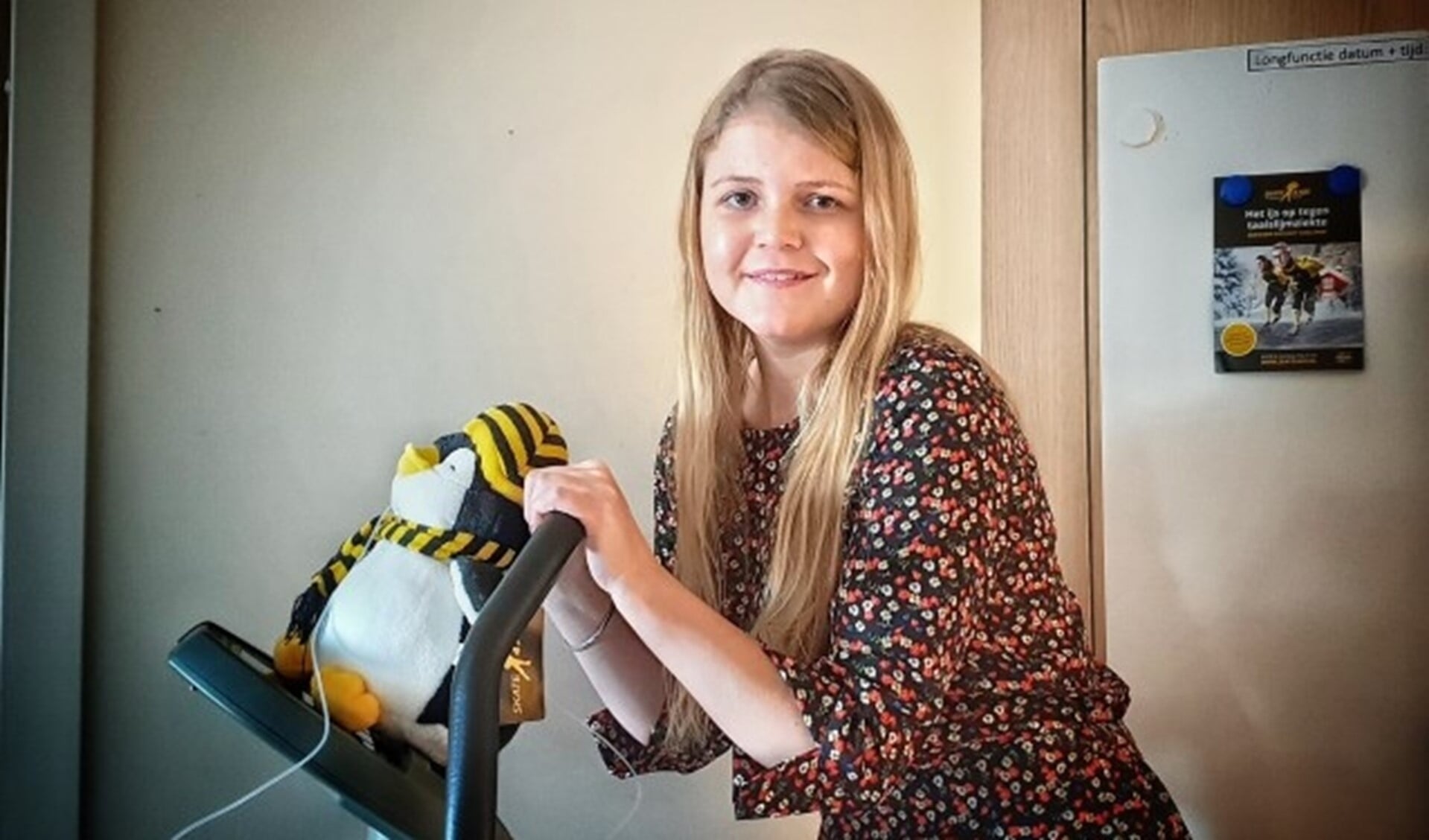 De 25-jarige Jill Oosterbaan traint hard om zich voor te bereiden op de Skate4Air Daylight Challenge in Zweden. Op de ijsbaan, maar ook op de hometrainer. Mascotte Skaty traint steevast met haar mee.