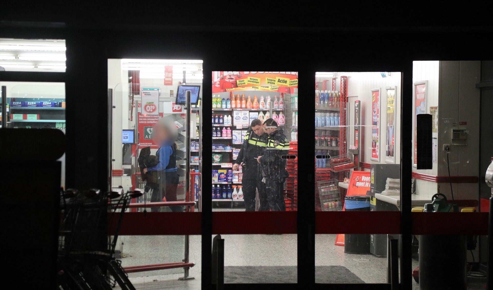 In de supermarkt werden sporen en camerabeelden veiliggesteld (foto: Rene Hendriks/Regio15)I.