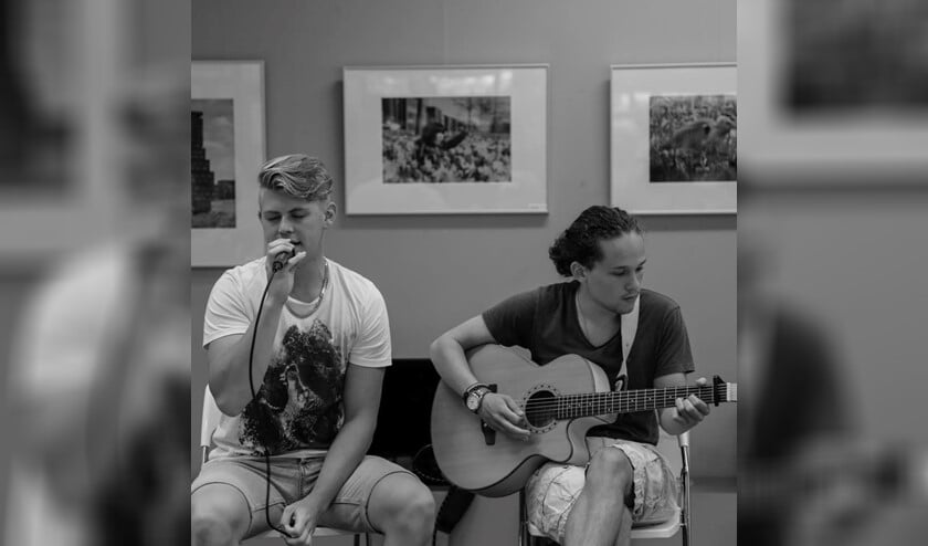 De middag wordt muzikaal omlijst met optredens van het duo Wanderlust (foto: Astrid Abbing).