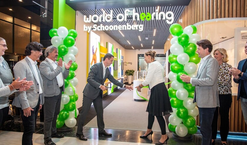 Steven Thomas, directeur Sonova Audiological Care Nederland, opende de winkel samen met de medewerkers en een aantal wachtende klanten. 