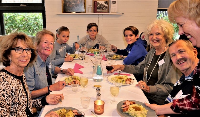 Gezellig aan tafel in wijkcentrum De Boot voor een lekkere ouderwetse stamppotmaaltijd (foto: Ot Douwes).