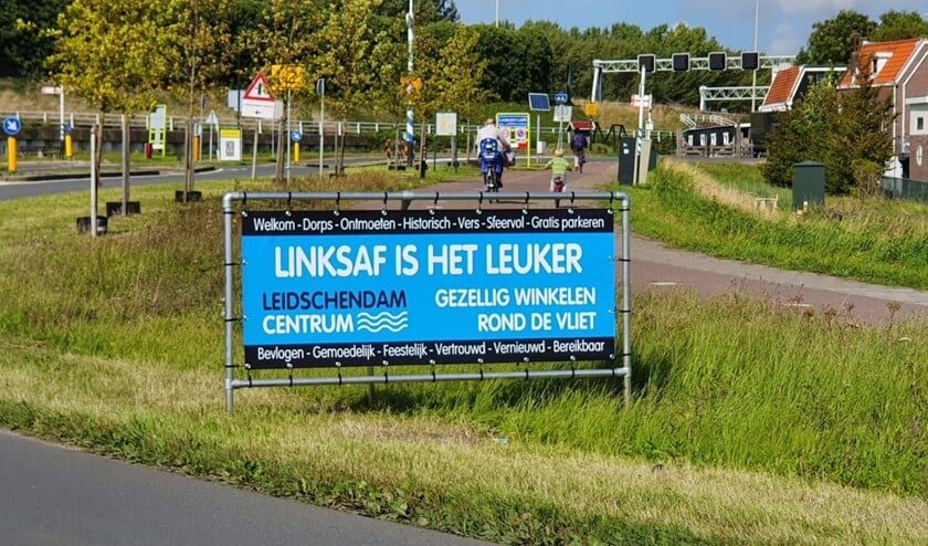 Een van de spandoeken van de campagne van de Leidschendamse winkeliers op de Kostverlorenweg (foto: De Limonadefabriek).