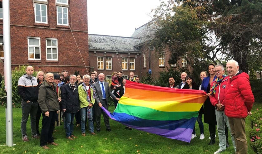 Inwoners, organisaties, burgemeester Klaas Tigelaar en wethouder Nadine Stemerdink van lhbtqi-beleid (foto: gemeente LDVB).