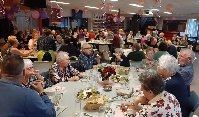 Iedere eerste dinsdag van de maand schuiven gemiddeld zo'n 50 mensen in de kantine van RKAVV aan voor een door vrijwilligers bereid 3-gangendiner (foto: pr/tekst: Alexander Wagener).