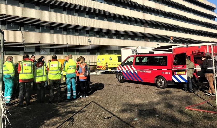 Drukte rond het Total gebouw tijdens de rampoefening (foto: Lucien de Vries).