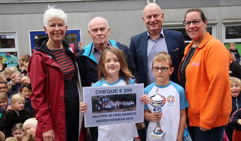 Noortje Vermeer en Sven Hofman nemen de prijzen in ontvangst uit handen van Jolanda de Koning van ZieZoo (rechts). Verder op de foto (links) Yda Dolle en Wim van der Ploeg van HMO en aanjager Erwin de Jonge van de Beatrix.