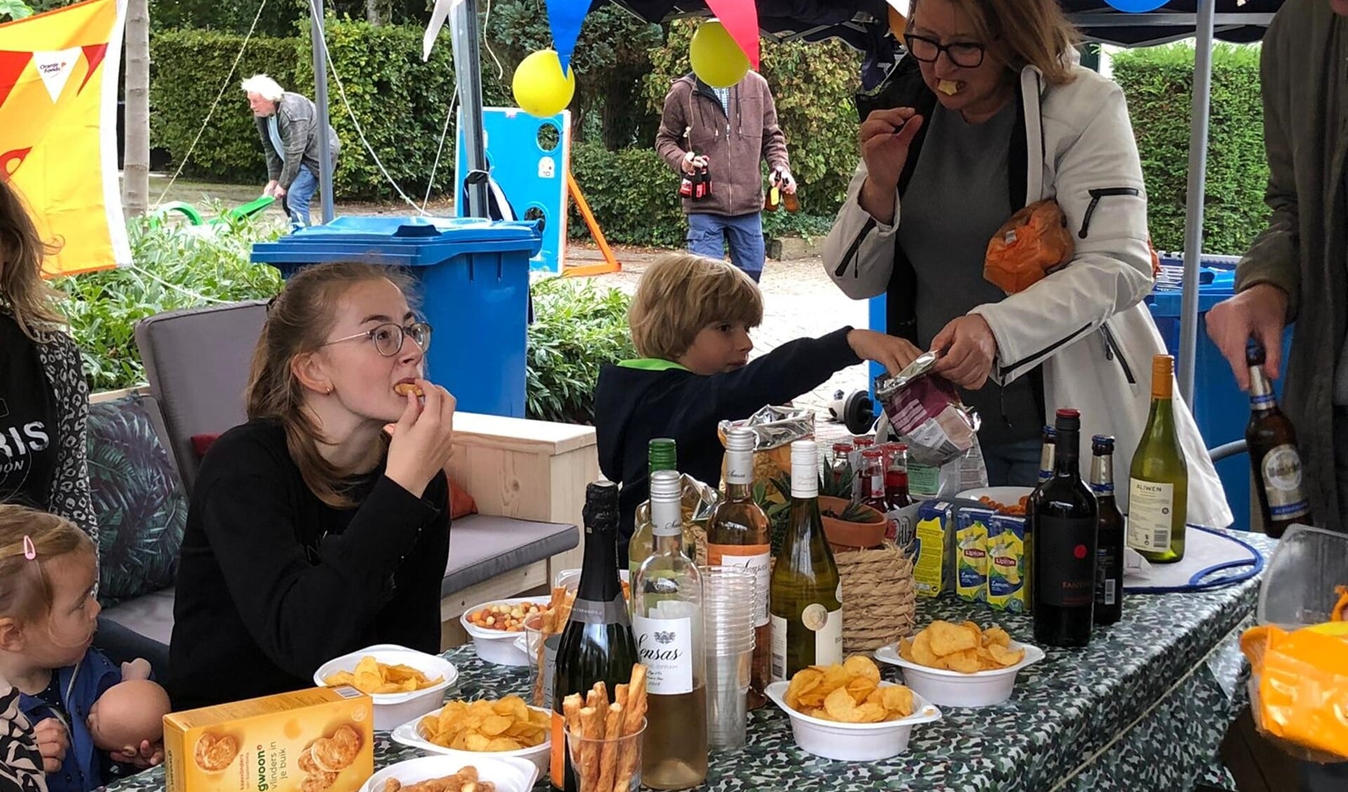 Hapjes en drankjes tijdens de Burendag op het binnenplein van de Populierendreef (foto: pr). 