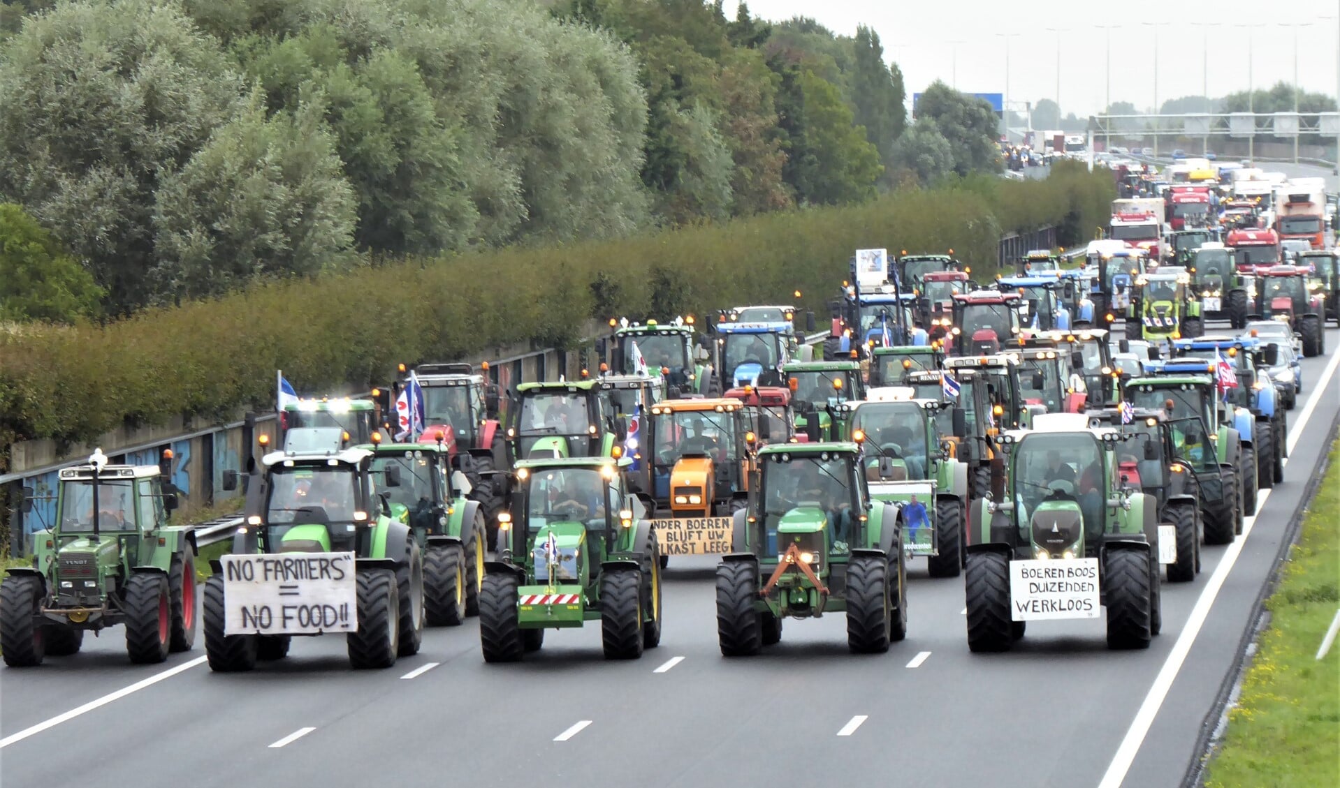 Honderden trekkers op weg naar Den Haag via de A4 in Leidschendam (foto: Agnes van Boheemen).