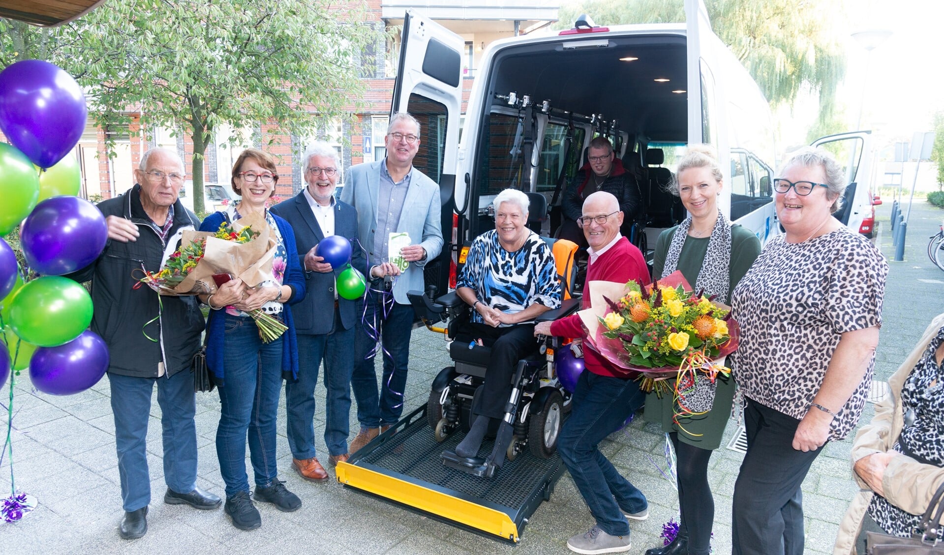 Veenhage, Weidevogelhof en de Stichting Vrienden van beide locaties hebben in 2018 de handen ineen geslagen om te sparen voor een eigen rolstoelbus.