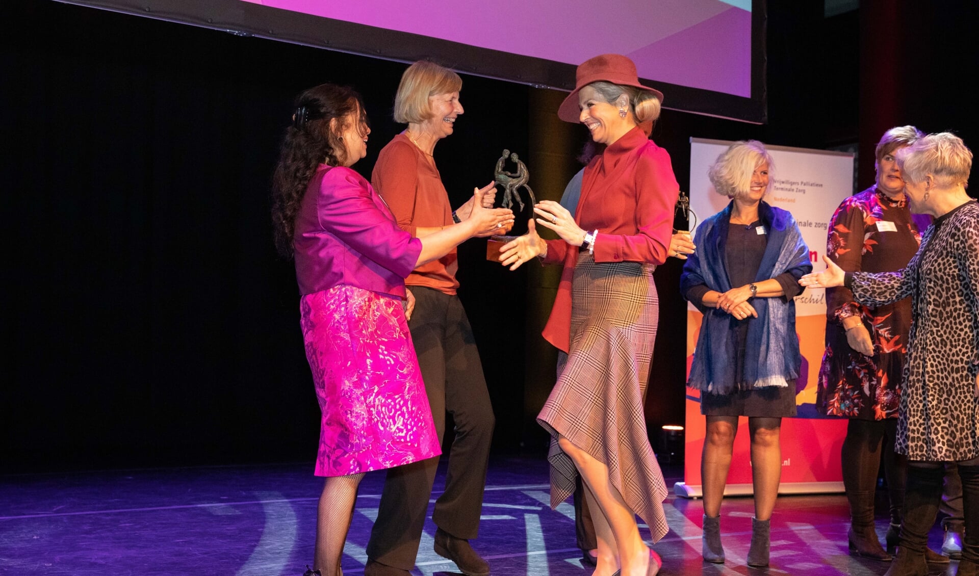 Bestuurslid Mia van Leeuwen en vrijwilliger Mila Kishoendajal ontvingen felicitaties van Koningin Máxima (foto: Harm Jan Bronsvoord).